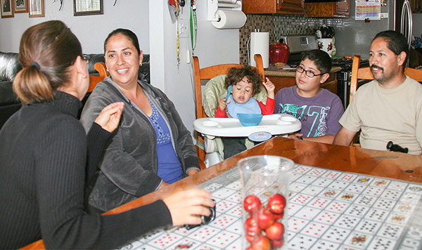 Familia hablando con una visitadora del hogar 