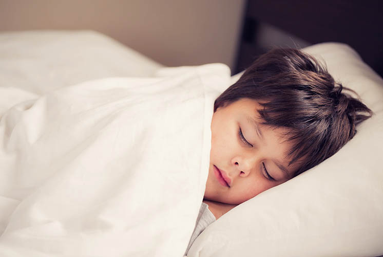 un niño dormido en una cama