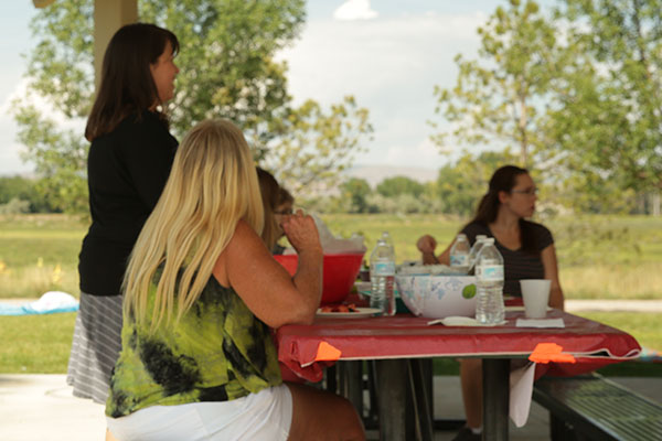 Profesores sentados en una mesa de picnic en una excursión