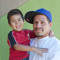 un padre con su niño en brazos