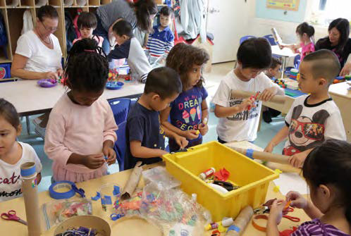 Niños en actividades de artes y artesanía en un aula