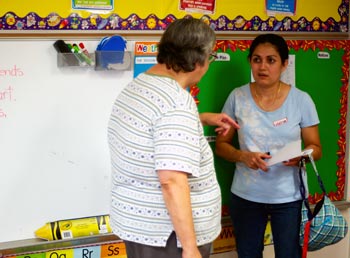 maestros hablando en un aula