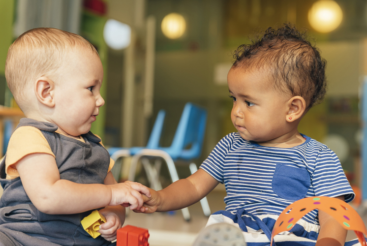 Dos niños pequeños agarrados de las manos