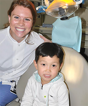 Niño en una cita con el dentista