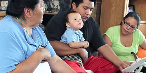 Visitador del hogar con una madre, padre e hijo