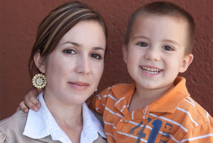 Una mujer y un niño juntos sonriendo a la cámara