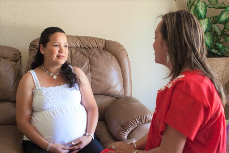 Mujeres hablando sentadas en un sofá