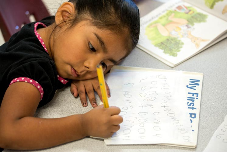 Mujer leyéndole a un niño